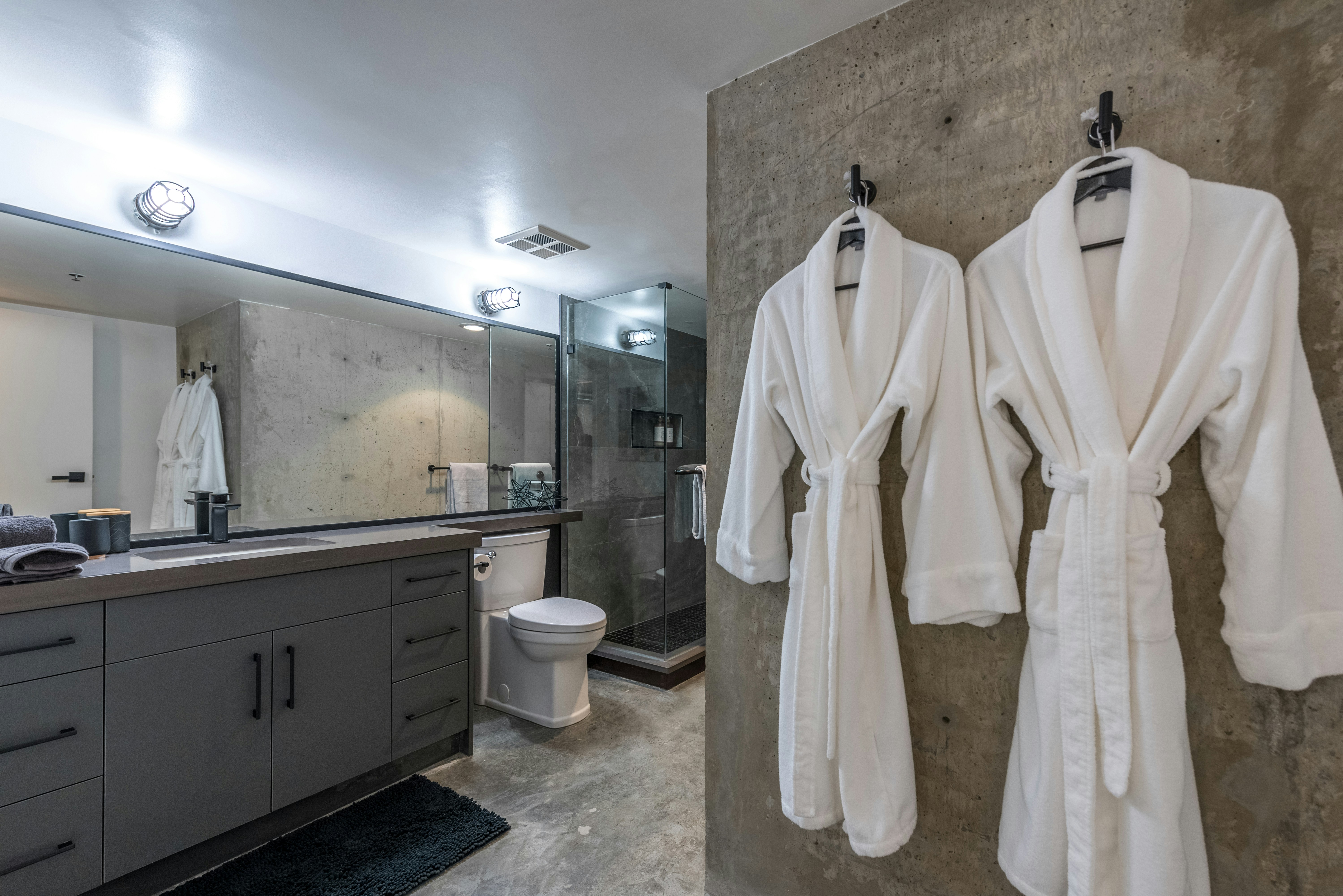 Cama blanca confortable de hotel